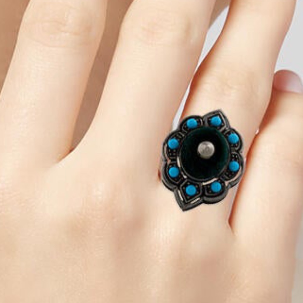 COPY - Gucci Velvet & Resin Spike Ring. Size 5 - Picture 2 of 7